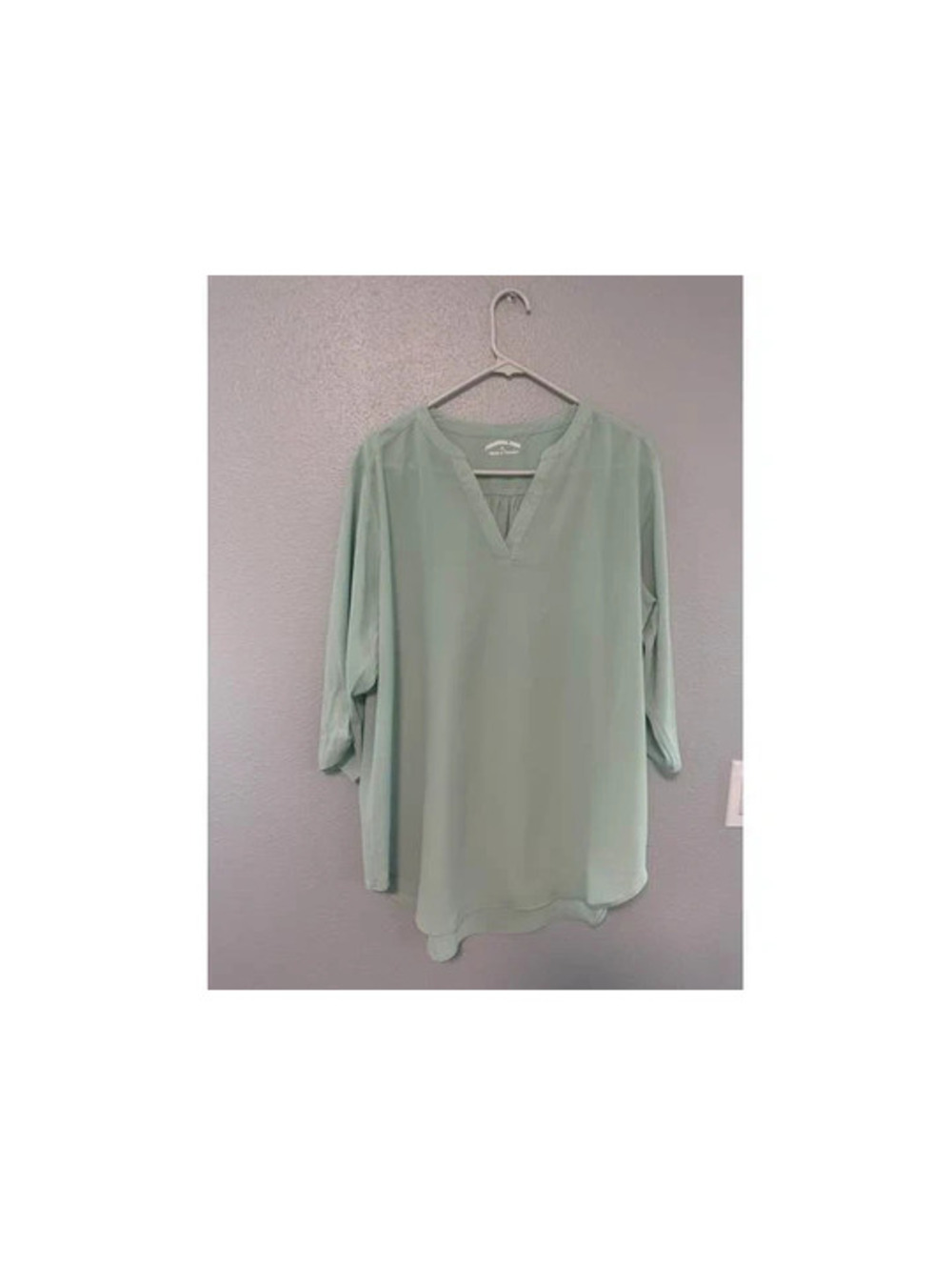 #896 Jones New York Mint Green V-Neck Blouse XL